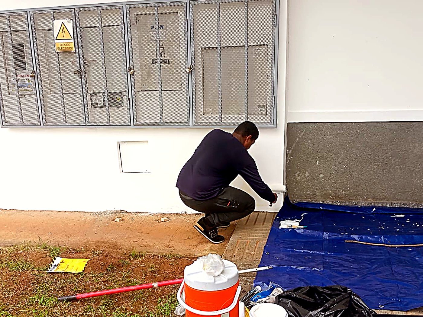 Pintura de fachada junto a área de tableros eléctricos